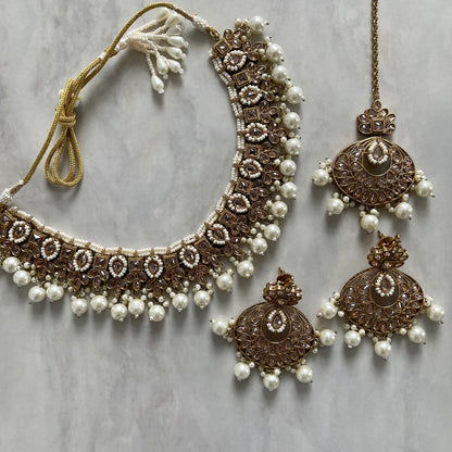 Noor Polki Necklace Set in White & Gold